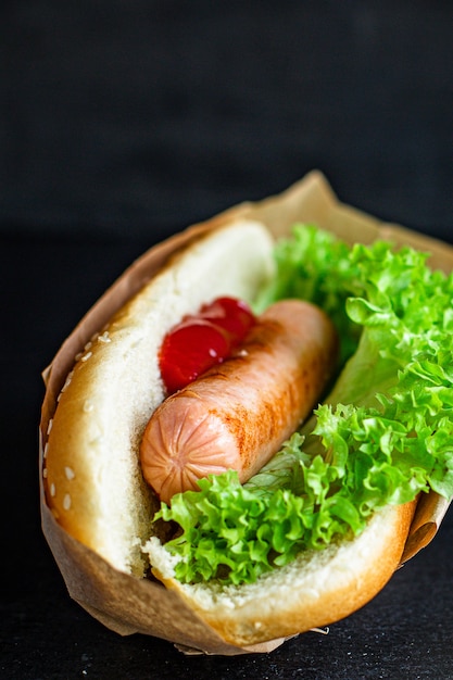 Хот-дог сэндвич колбаса томатный соус лист салата порция фастфуда