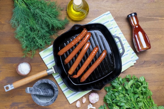 Le salsicce di hot dog vengono fritte in una griglia