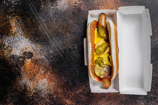 Hot dog con jalapeno in una scatola di cartone, concetto di consegna di cibo.