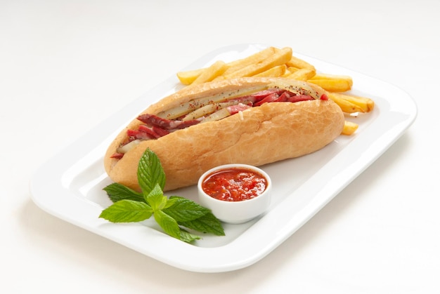 トレイにケチャップとフライドポテトのホットドッグ