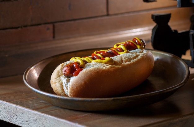 Foto hot dog con ketchup e senape gialla