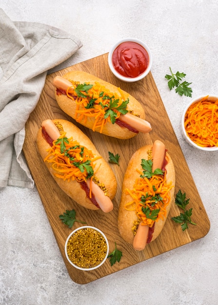 Foto hot dog con vista dall'alto di carote