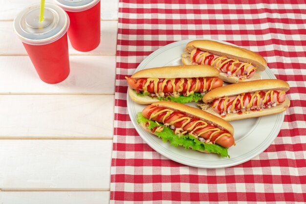 Photo hot dogs on wooden