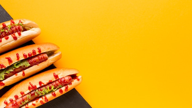 Foto fondo giallo dello spazio della copia dei hot dog