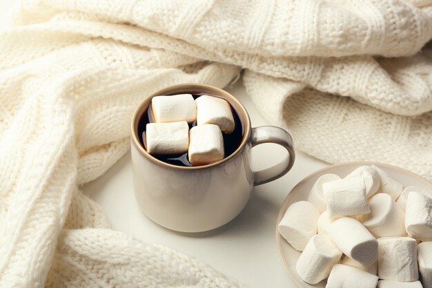 Photo hot drink with marshmallows on table