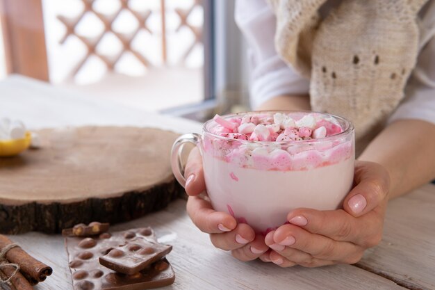 木製のテーブルにマシュマロと温かい飲み物