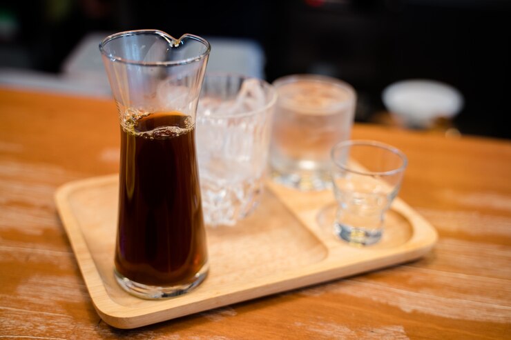 ホットドリップコーヒーと氷を添えて