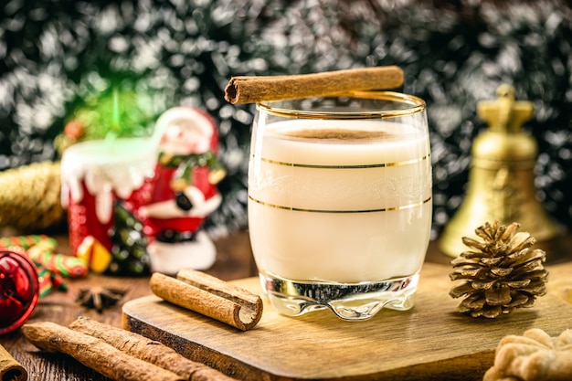 Photo hot eggnog typical of christmas based on eggs and alcohol called eggnog