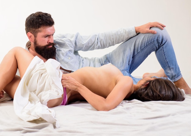 Foto idee preliminari calde coppia intimo desiderio erotico coppia fa l'amore fare sesso l'uomo stuzzica il partner preliminari sessuali suggerimenti per i preliminari amante e sexy corpo femminile nudo preliminari a letto concetto di sesso e amore