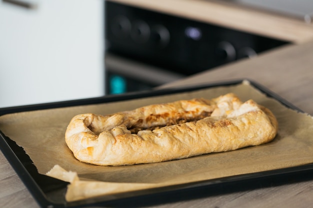 Foto torta di mele appena sfornata calda a casa in cucina