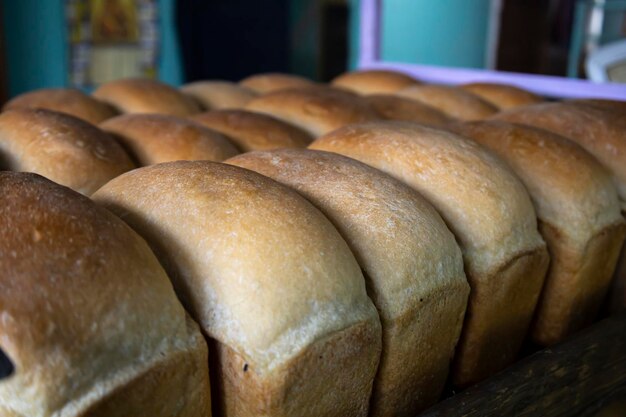 Foto il pane caldo appena cotto viene messo in vassoi nella panetteria