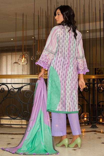 ファッション撮影のために伝統的な紫色のドレスを着たホットガール・バック・ポーズ