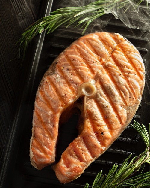 Foto salmone alla griglia caldo alla griglia