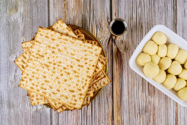 Zuppa di matzo calda fatta in casa in una ciotola vino di pasqua e matzah