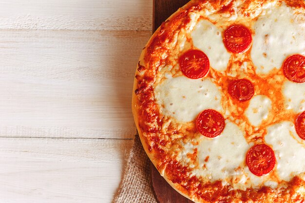 Foto pizza ai peperoni calda fatta in casa pronta da mangiare