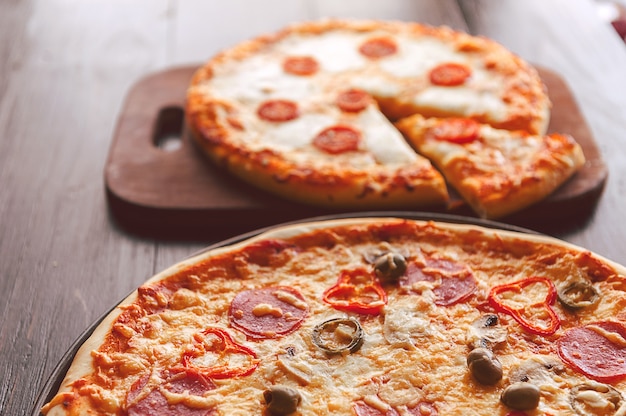 Pizza ai peperoni calda fatta in casa pronta da mangiare