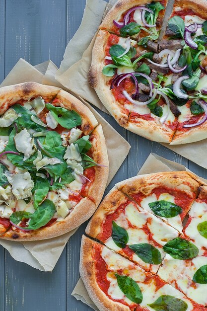 Foto pizza ai peperoni fatta in casa calda pronta da mangiare.