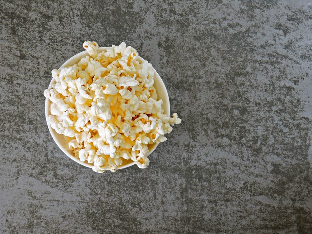 Popcorn caldo fatto in casa.