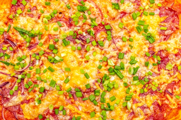 Горячая домашняя салями пицца макро поверхность приготовления