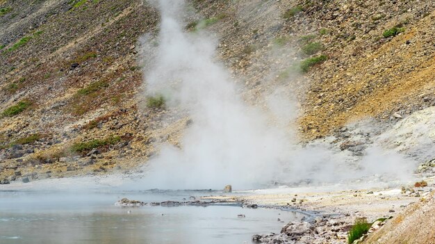 国後島のゴロフニン火山のカルデラにある湖のほとりにある熱水噴出孔