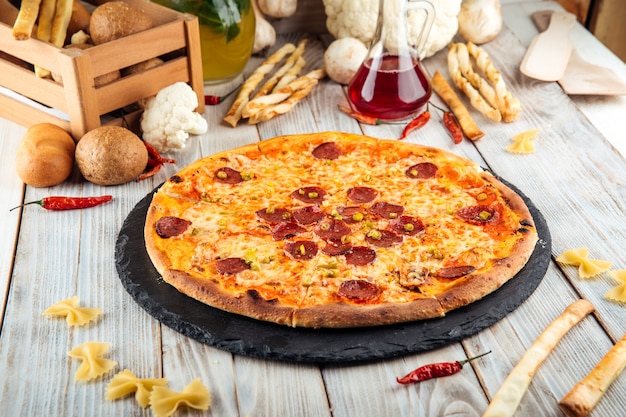 Hot jalapeno pepperoni pizza Parmezaanse kaas