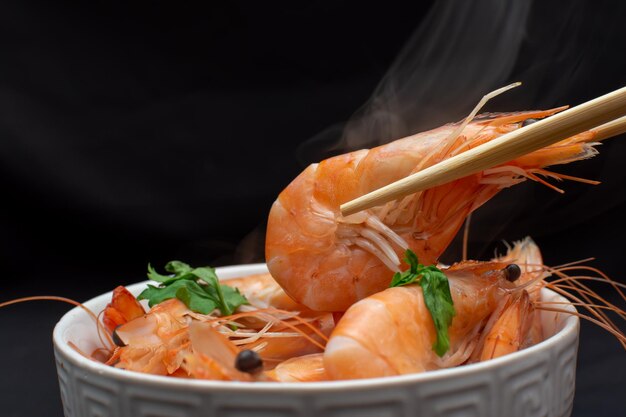 Photo hot juicy boiled shrimp on dark background