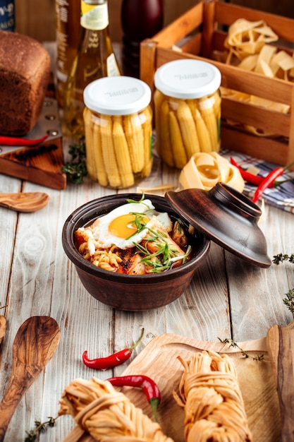 写真 辛い韓国の鶏肉ラーメンと目玉焼き