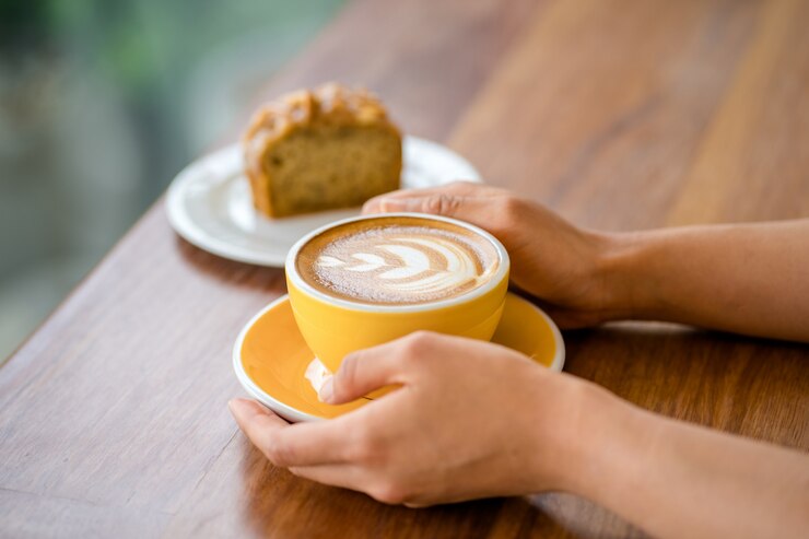 テーブルの上のホットレイトコーヒー