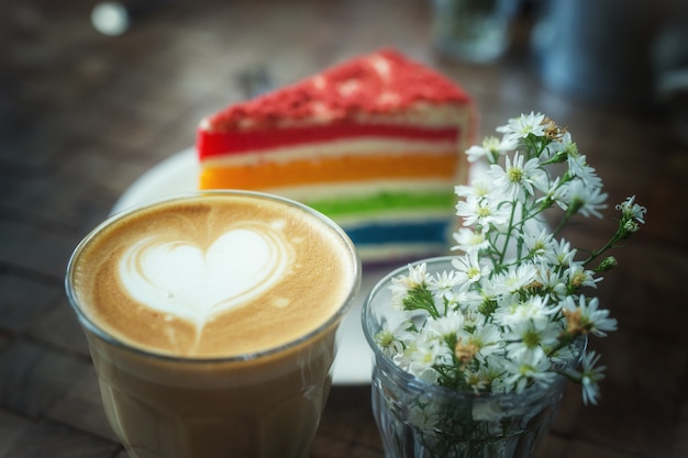 コーヒーショップでカラフルなケーキとホットラテアートコーヒー