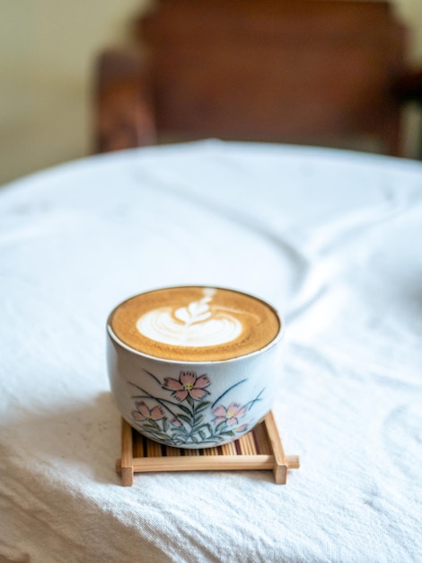 カフェでホットラテコーヒー