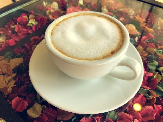 Photo hot latte in white cup