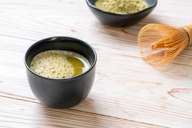 Photo hot matcha green tea cup with green tea powder and whisk