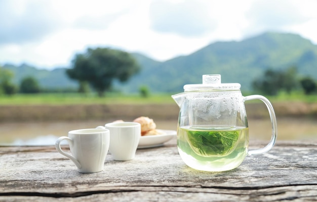 Foto tè caldo alla menta da azienda agricola biologica di erbe aromatiche per bere sano nella vita quotidiana delle persone