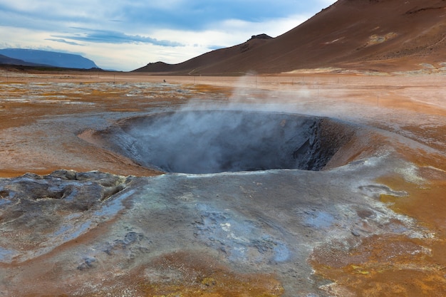 Котлы с горячей грязью в геотермальной зоне Хверир, Исландия. Горизонтальный снимок