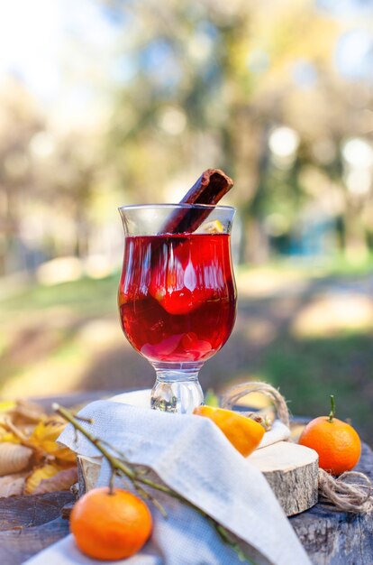 写真 グラスでホットホットワイン秋の公園でのoutdorsピクニックgluhweinホットワイン