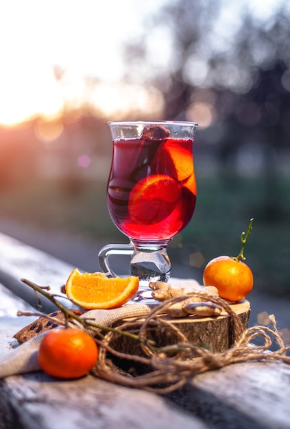 사진 유리에 뜨거운 mulled 와인 가을 공원에서 outdors 피크닉 gluhwein 뜨거운 와인