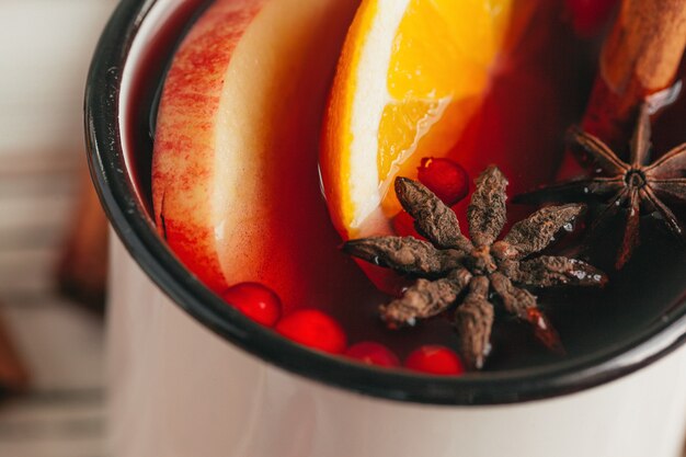 Foto vin brulé caldo nella fine rustica della tazza in su