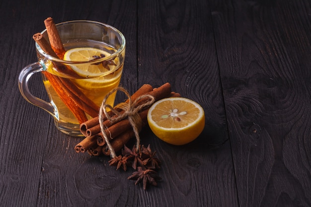 Foto vin brulè caldo con cannella e limone