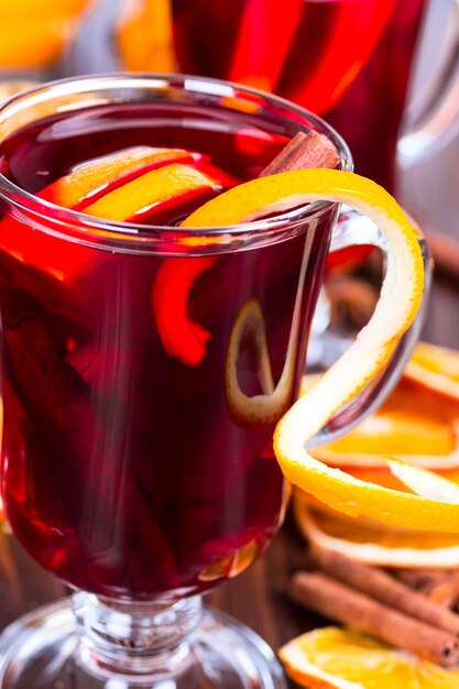 오렌지 조각으로 뜨거운 mulled 와인