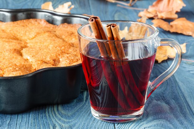 계절 매실 파이와 함께 뜨거운 mulled 와인