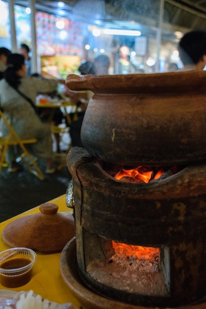 タイの伝統的な食品市場とバザールの鍋