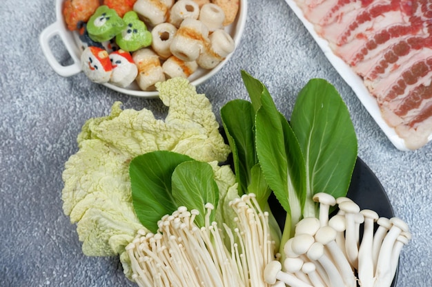 Hot pot soep met grote verscheidenheid aan ingrediënten (china stoomboot)