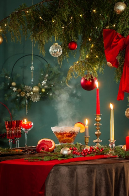 Hot punch in vaas met kerstdecor in vintage stijl