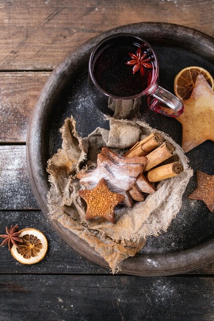 Hot red mulled wine with cookies