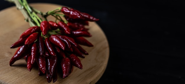 Photo hot red pepper in a bunch