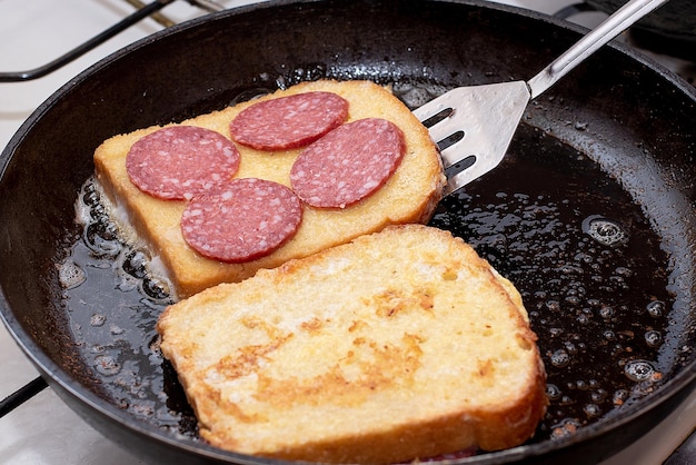 Горячий бутерброд с хлебом и колбасой на обед или завтракxA