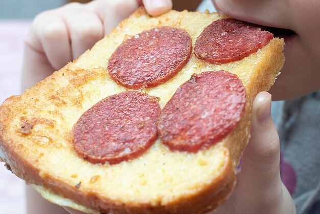 Foto pranzo o colazione con panino caldo e salsicciaxa