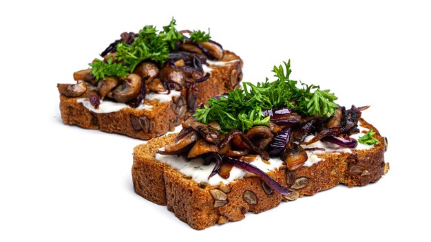 Горячие бутерброды с грибами на белом фоне. Фото высокого качества