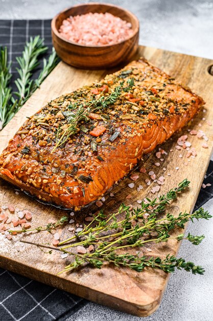 Foto filetto di salmone affumicato a caldo su un tagliere. trota., vista dall'alto.