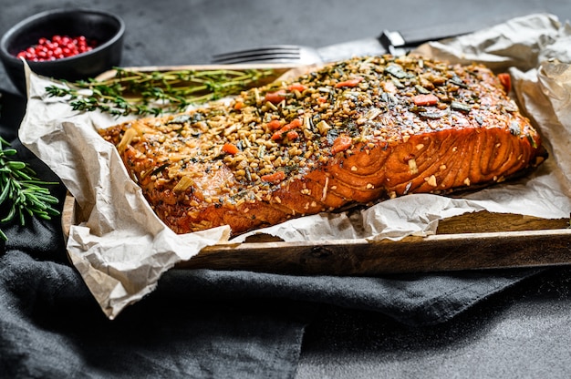 Filetto di salmone affumicato a caldo su un tagliere. trota.